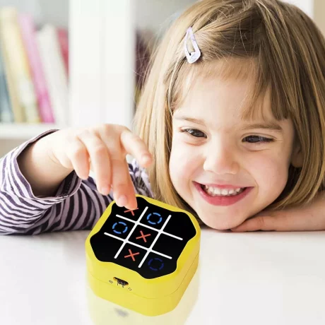 Joc X si 0 Interactiv Digital Premium cu Ecran Tactil Ventlex, Portabil, Pentru Toate Varstele de la 3 ani, 3 Jocuri intr-o Cutie, Joaca Impotriva AI sau 1 vs 1, Tic Tac Toe, Galben